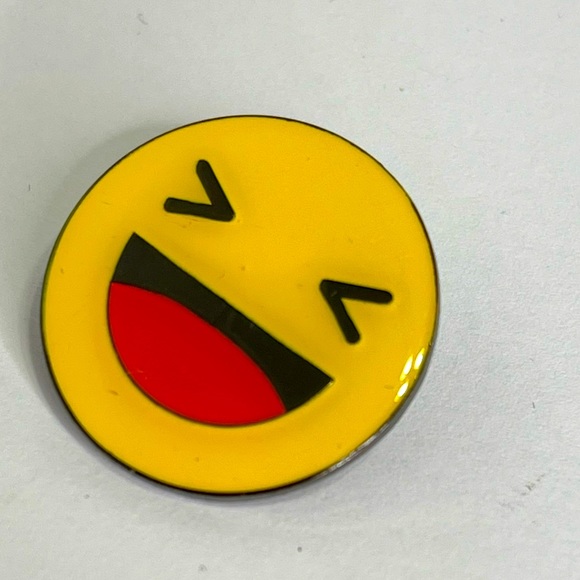 Emoji pins lot Smily Face Heart Instagram Set of 4 New - Picture 3 of 7